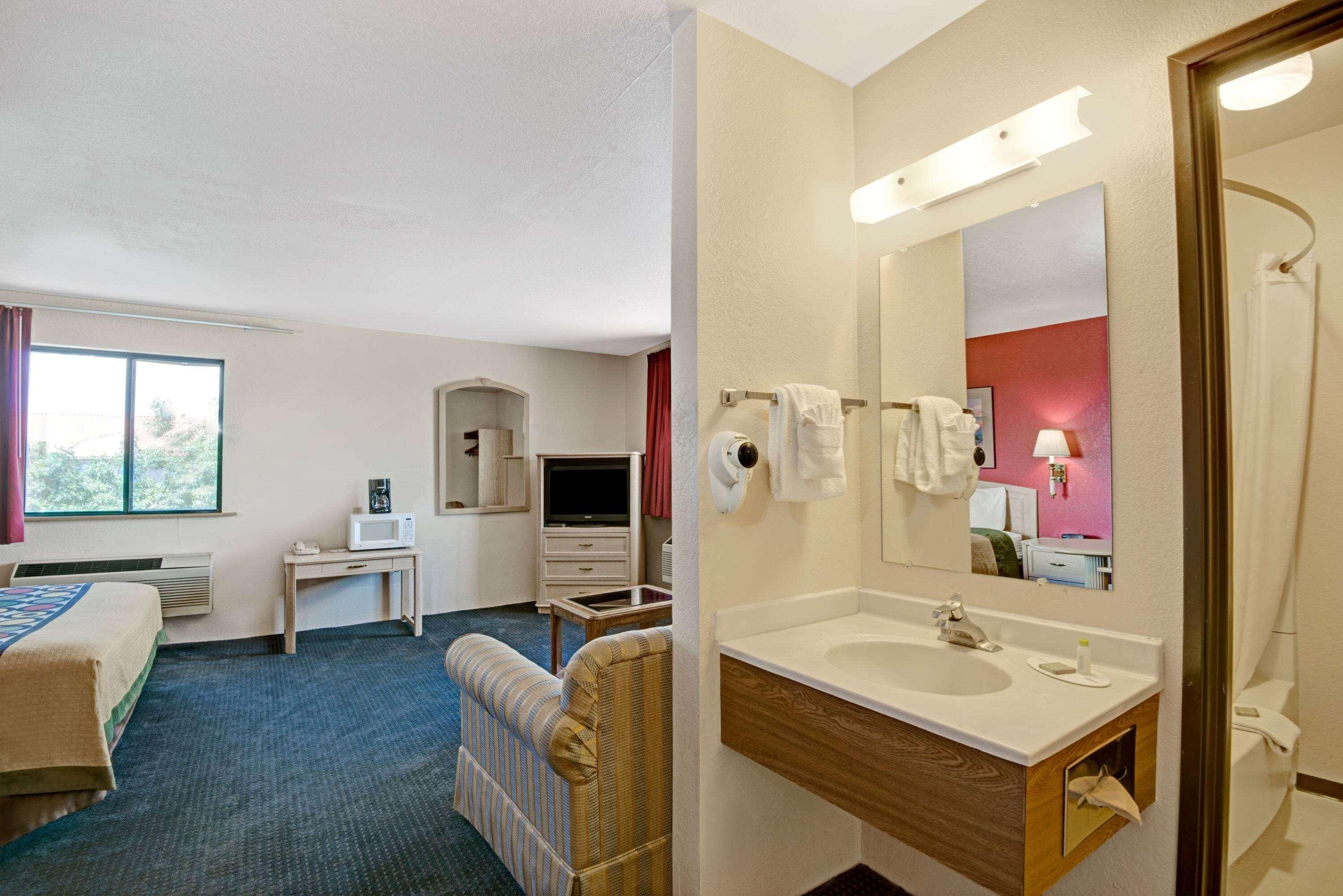 Super 8 By Wyndham Albuquerque West/Coors Blvd Hotel Exterior photo