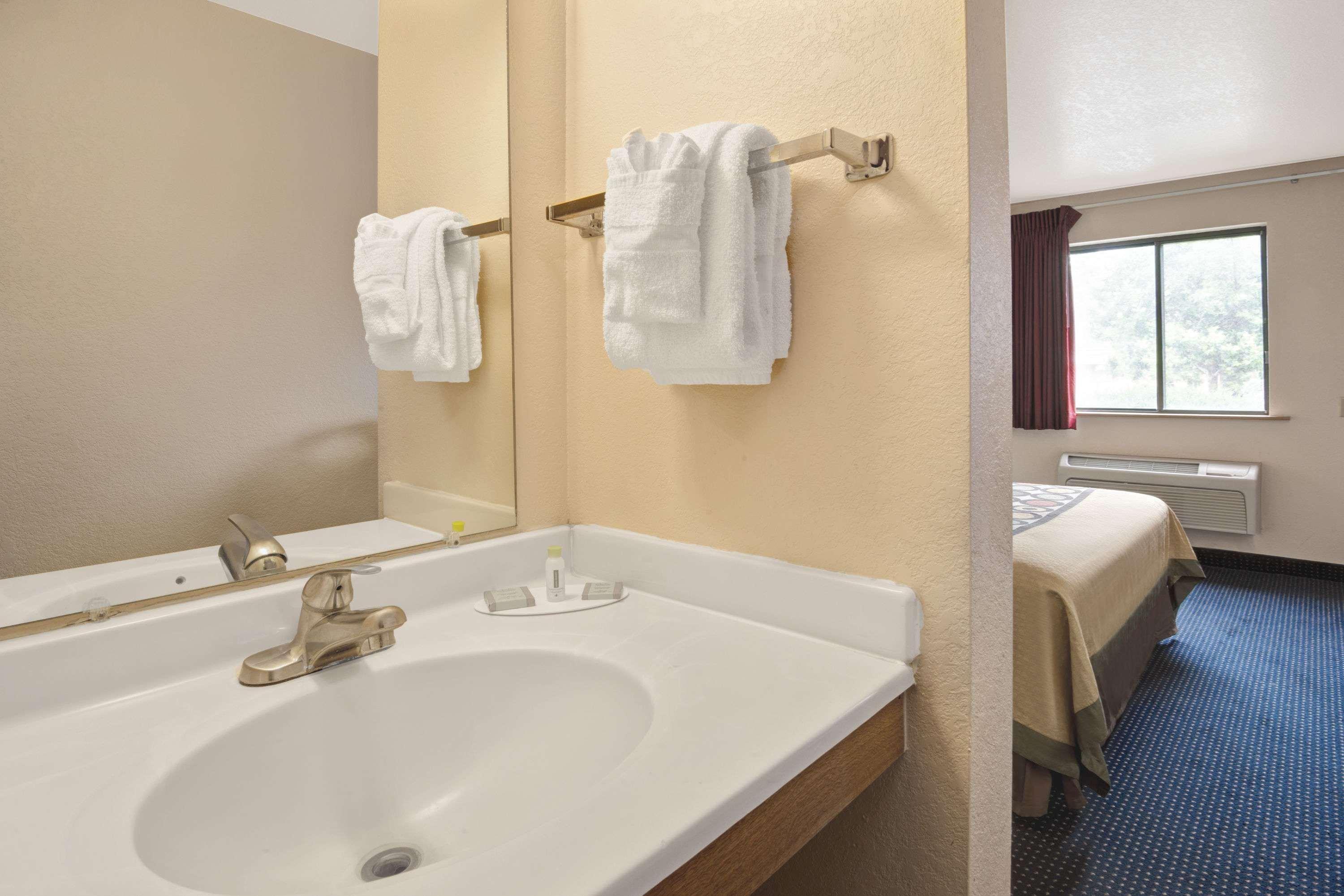 Super 8 By Wyndham Albuquerque West/Coors Blvd Hotel Exterior photo
